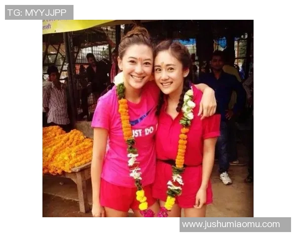 足球明星与女团亲密合影展现青春活力与运动魅力的完美结合 足球明星与女团亲密合影展现青春活力与运动魅力的完美结合