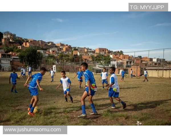 足球明星在绿茵场上踢球的精彩瞬间与动感BGM完美融合的视听盛宴 足球明星在绿茵场上踢球的精彩瞬间与动感BGM完美融合的视听盛宴